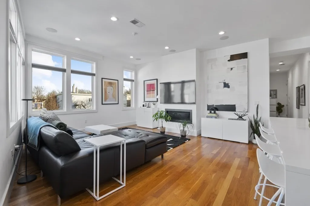 5 Mohawk St, South Boston