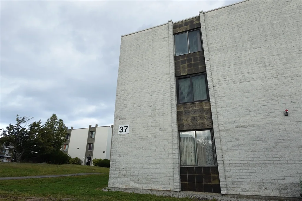 37 Skyline Dr, Braintree