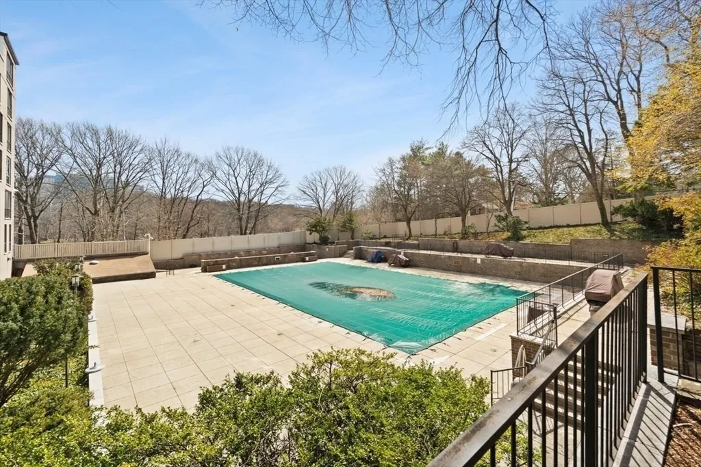 33 Pond Ave, Longwood