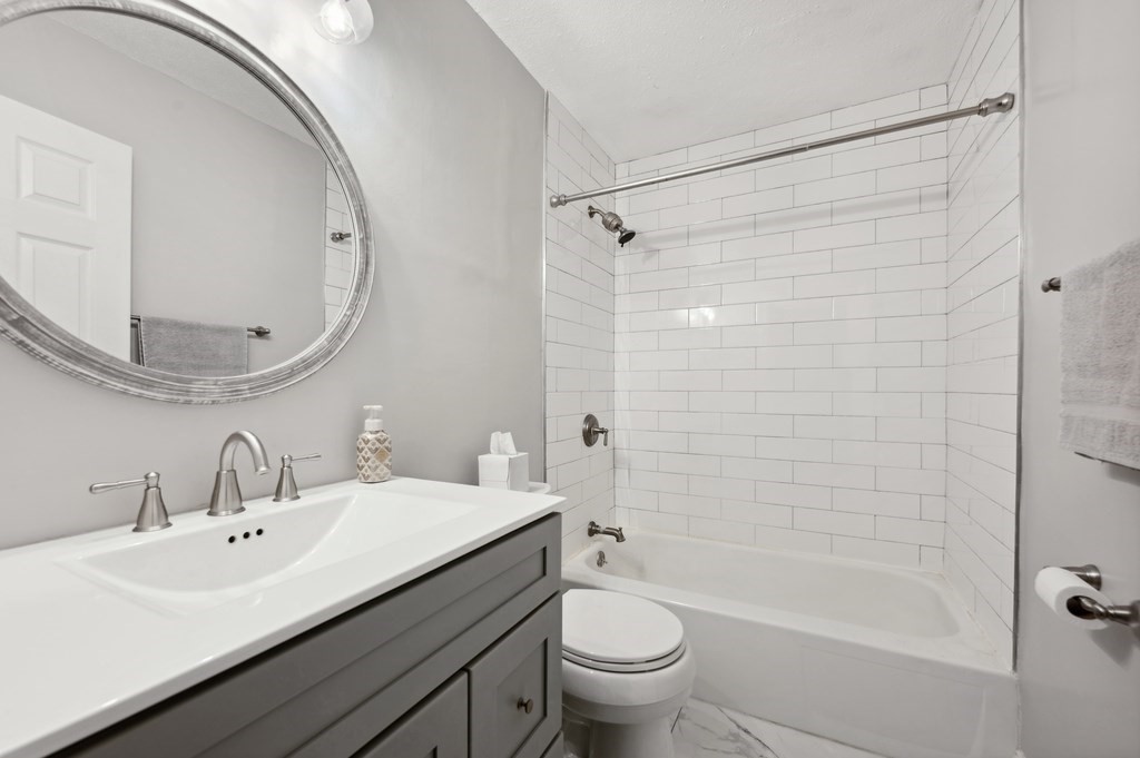 7 Greenbriar Dr, North Reading