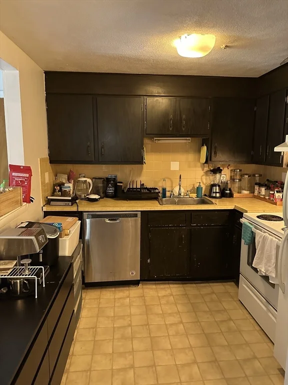 14 Williamsburg Ct, Shrewsbury