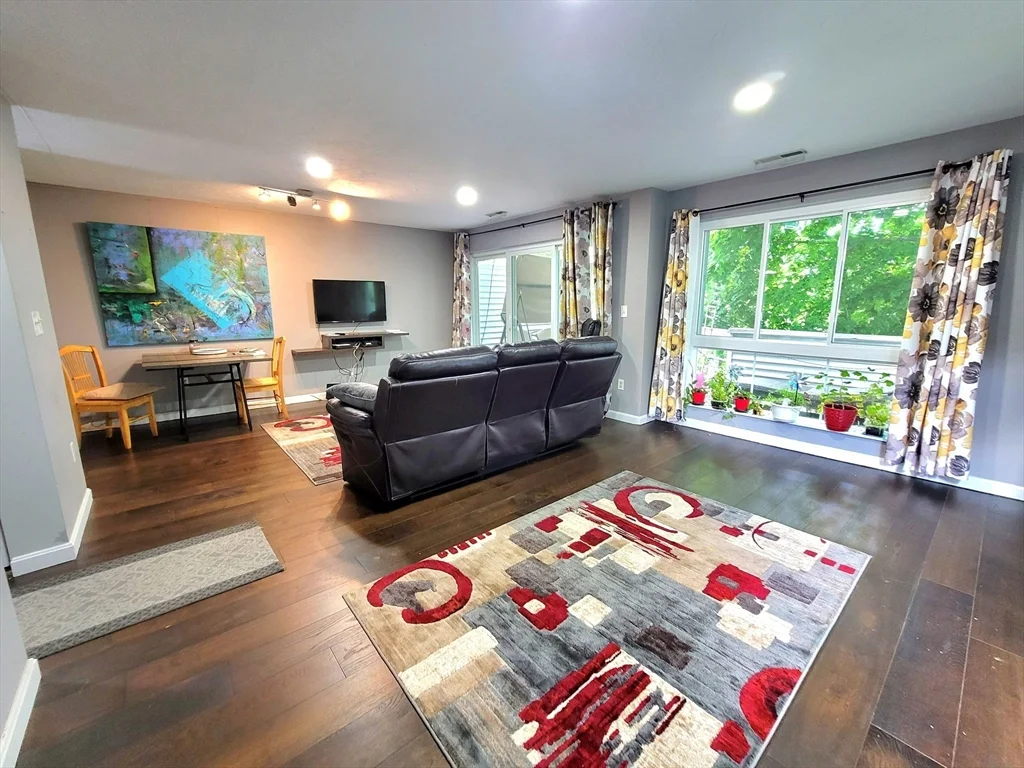 391 Hyde Park Ave, Jamaica Plain