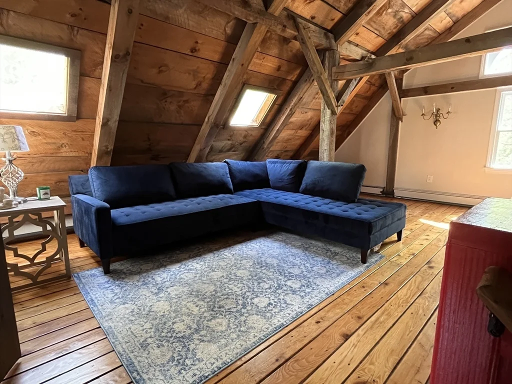 102 New Templeton Rd, Hubbardston