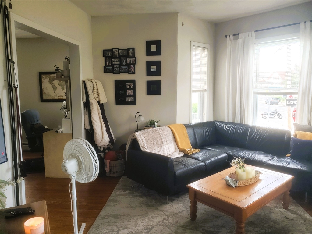 27 Medford St, Medford