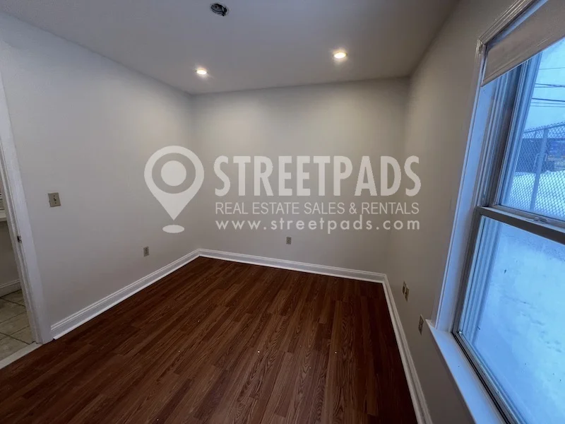 8 Glencoe St, Oak Square