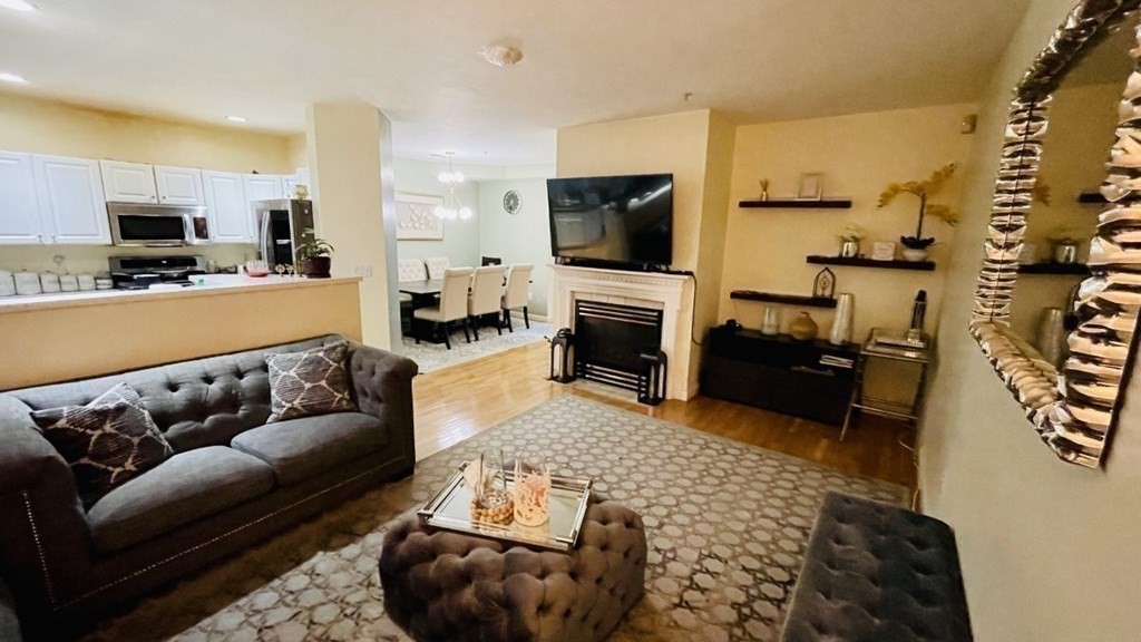 60 Village Dr, Quincy