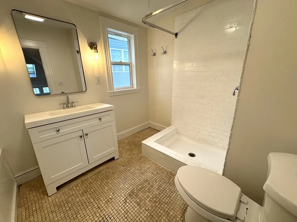 14 Breck Ave, Oak Square