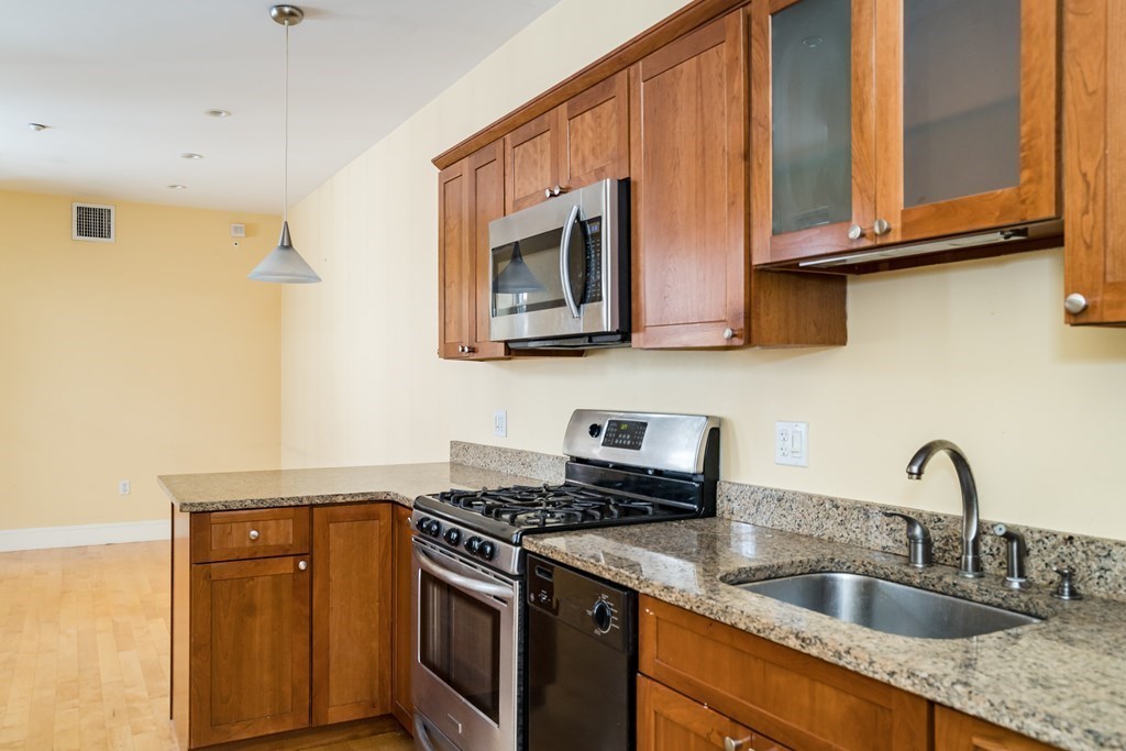 8 Garden Ct, North End