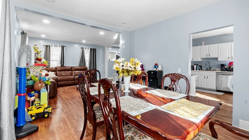 6 Crescent St, Whitinsville