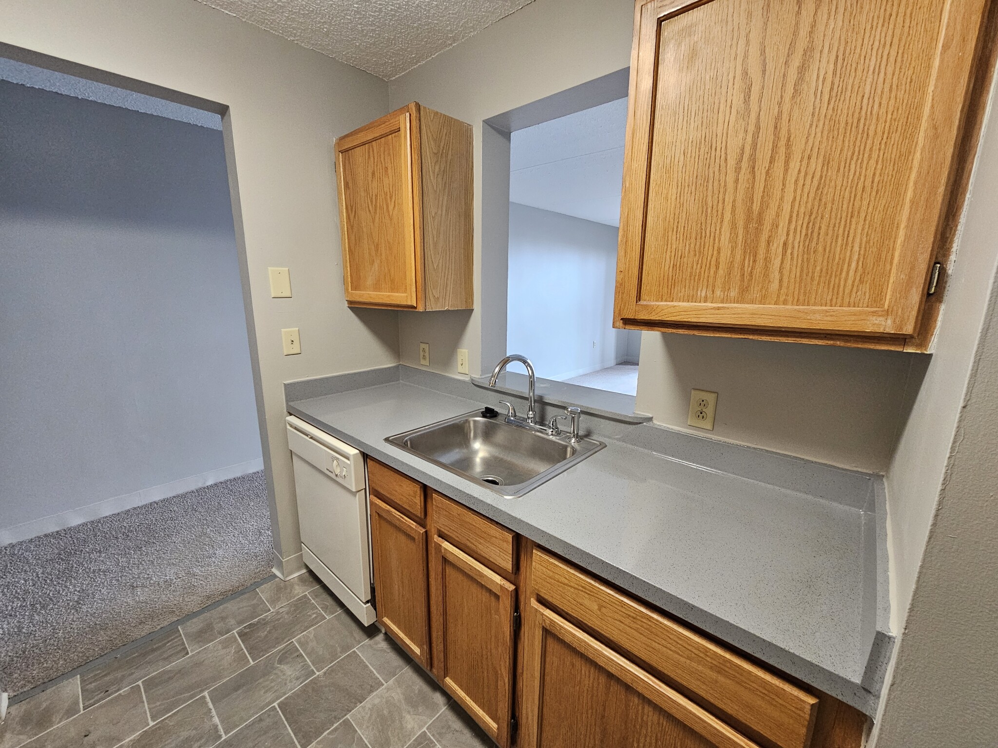 1 South Point Dr, Dorchester