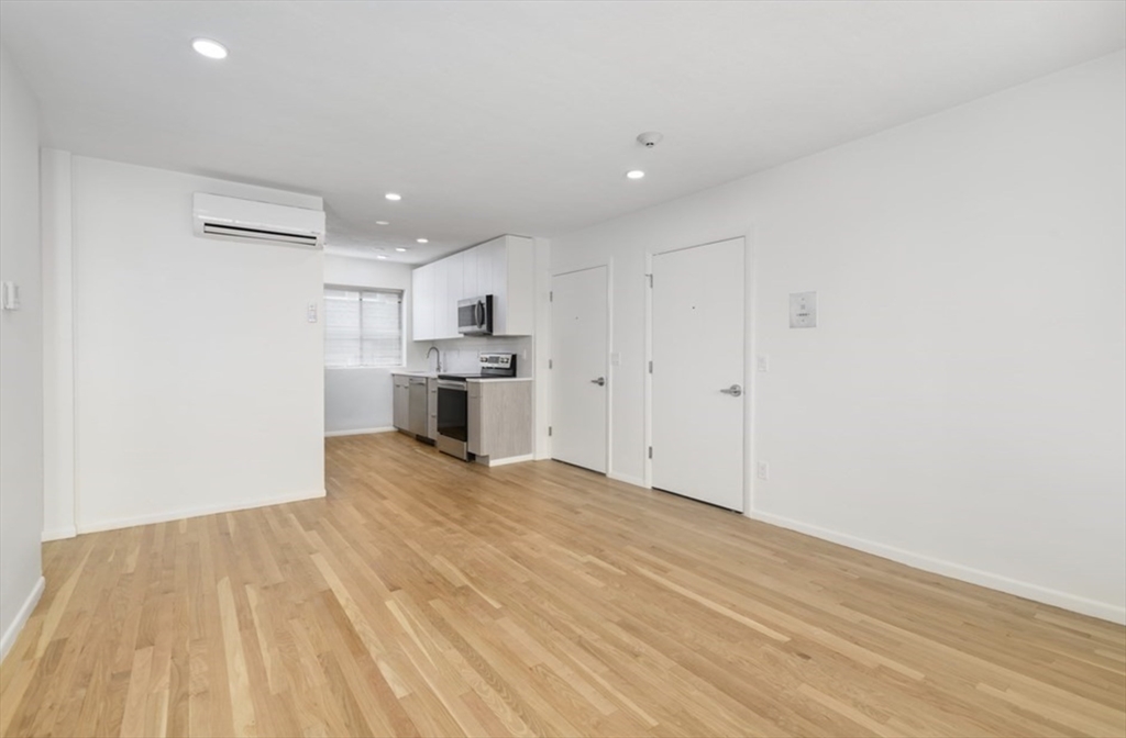 198 Hillside St, Mission Hill