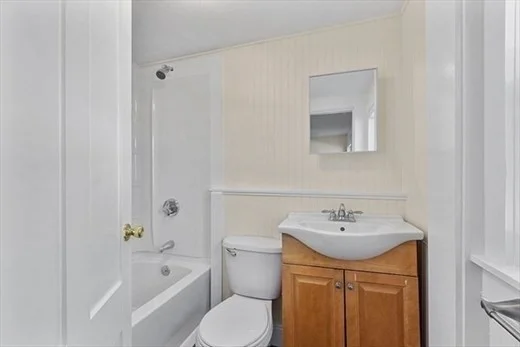 8 Main St, Pepperell