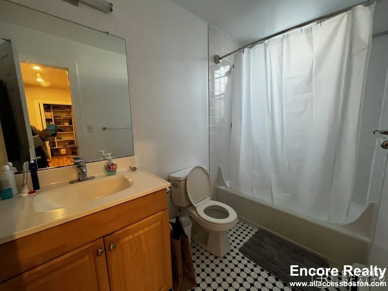 833 Beacon St, Fenway