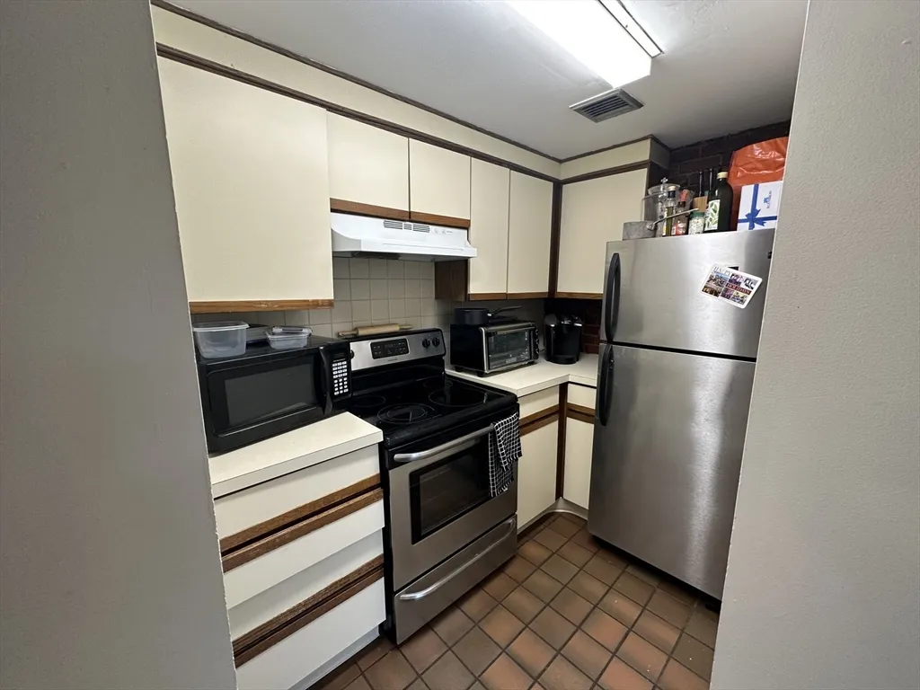 108 Gainsborough St, Fenway