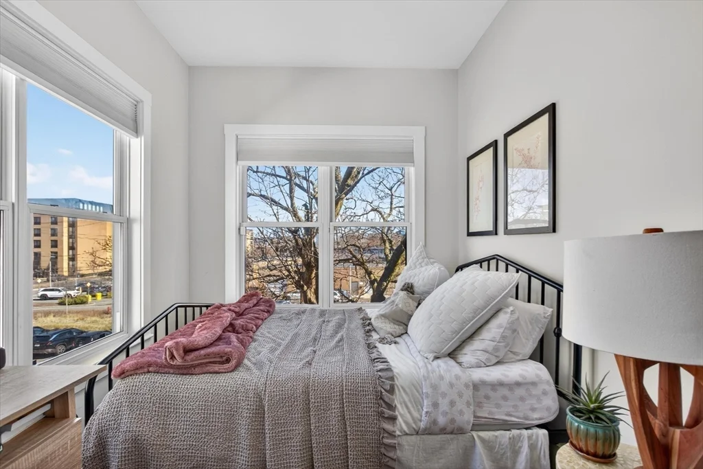 15 W Bellflower St, South Boston