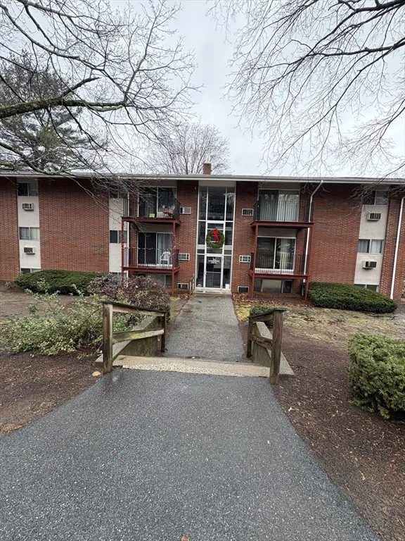 10 Longwood Dr, Andover