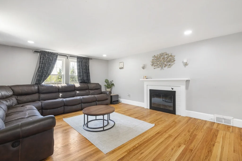 665 S Main St, Sharon