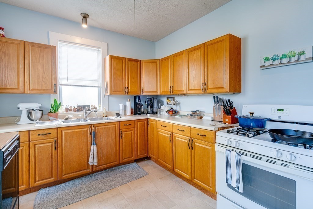 36 Hewlett St, Roslindale