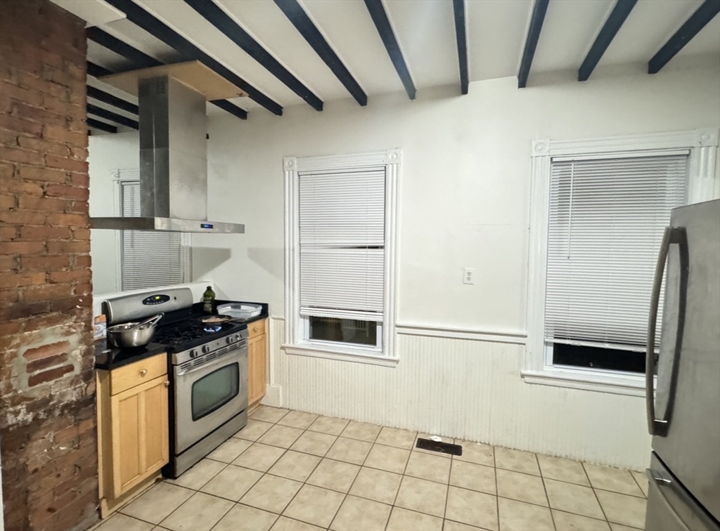 18 Lawn St, Mission Hill