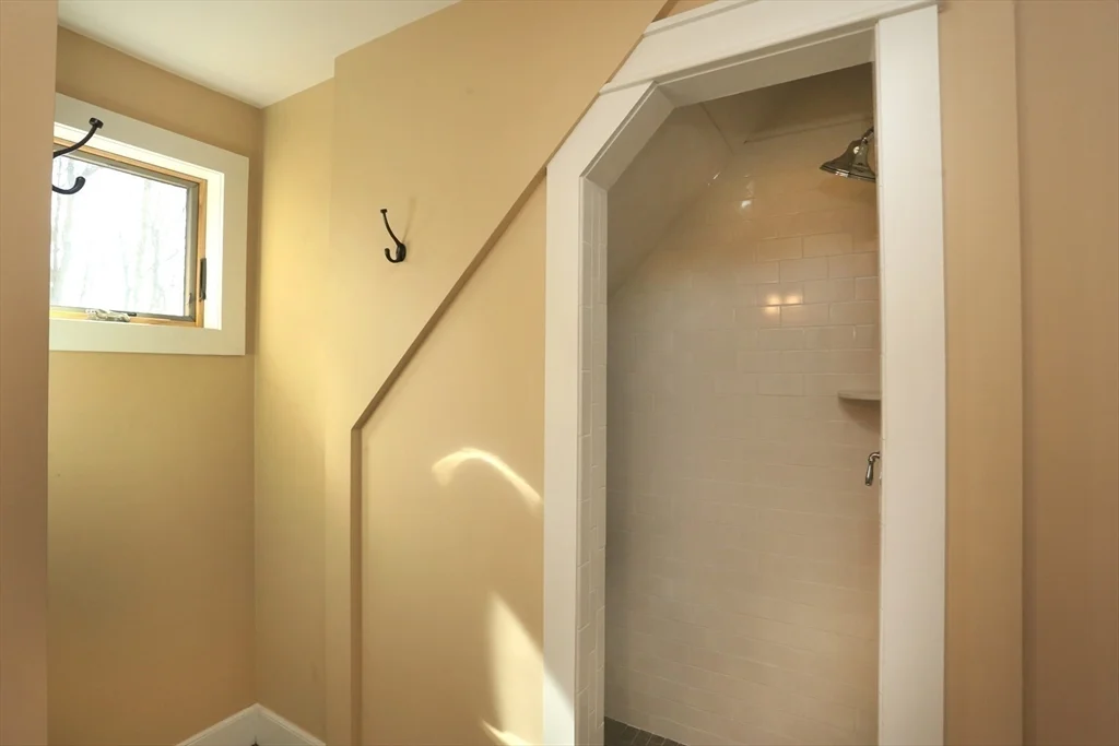 12 Warren Ave, Amesbury