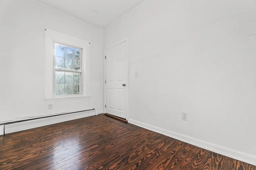 1142 Washington St, Whitman
