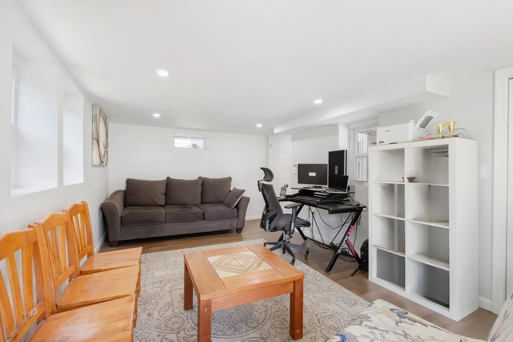 665 S Main St, Sharon