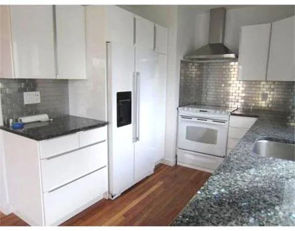 285 Hawthorn St, West