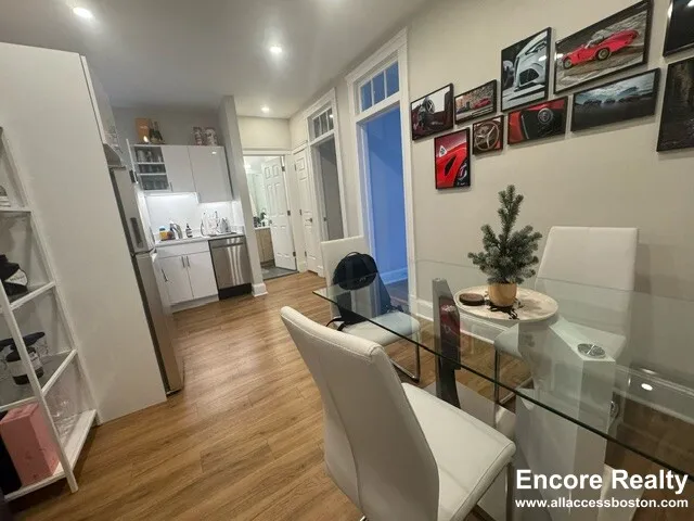 833 Beacon St, Fenway