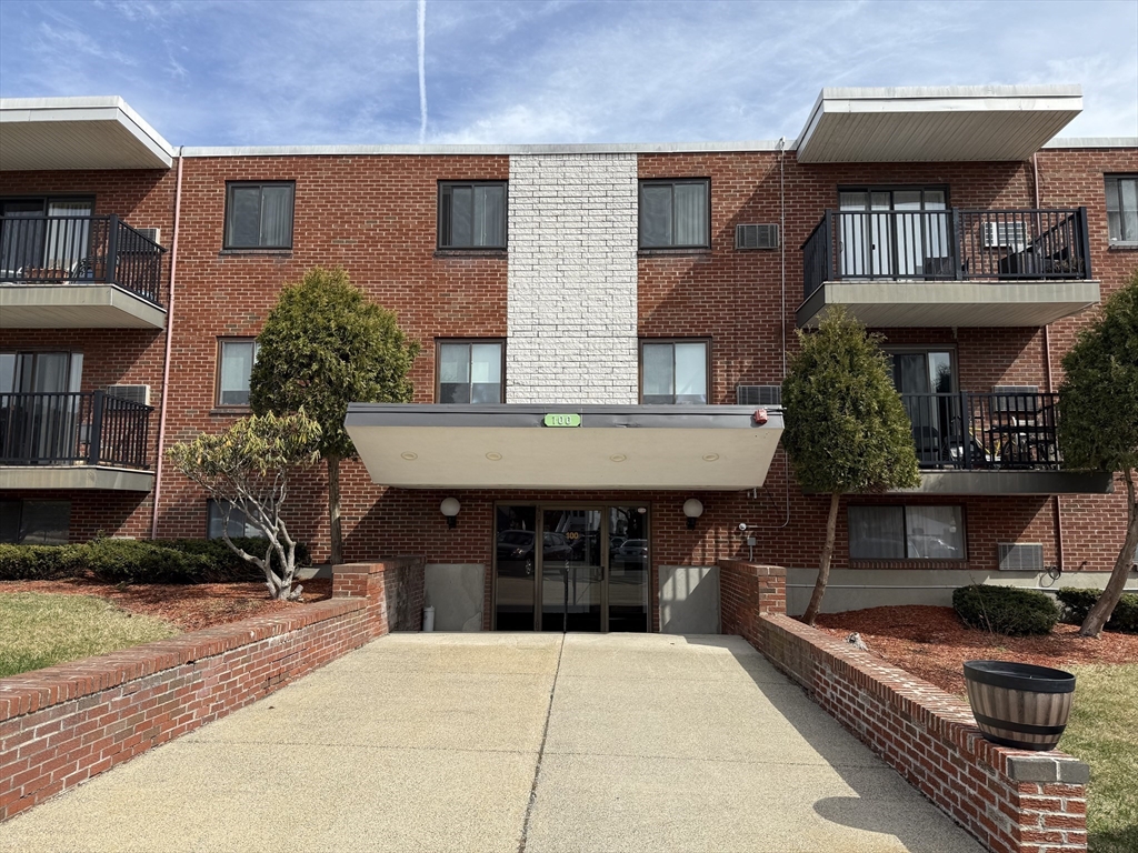 100 Governors Dr, Winthrop