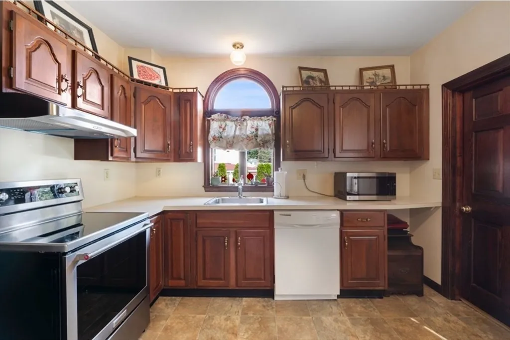 12 Endicott St, Saugus