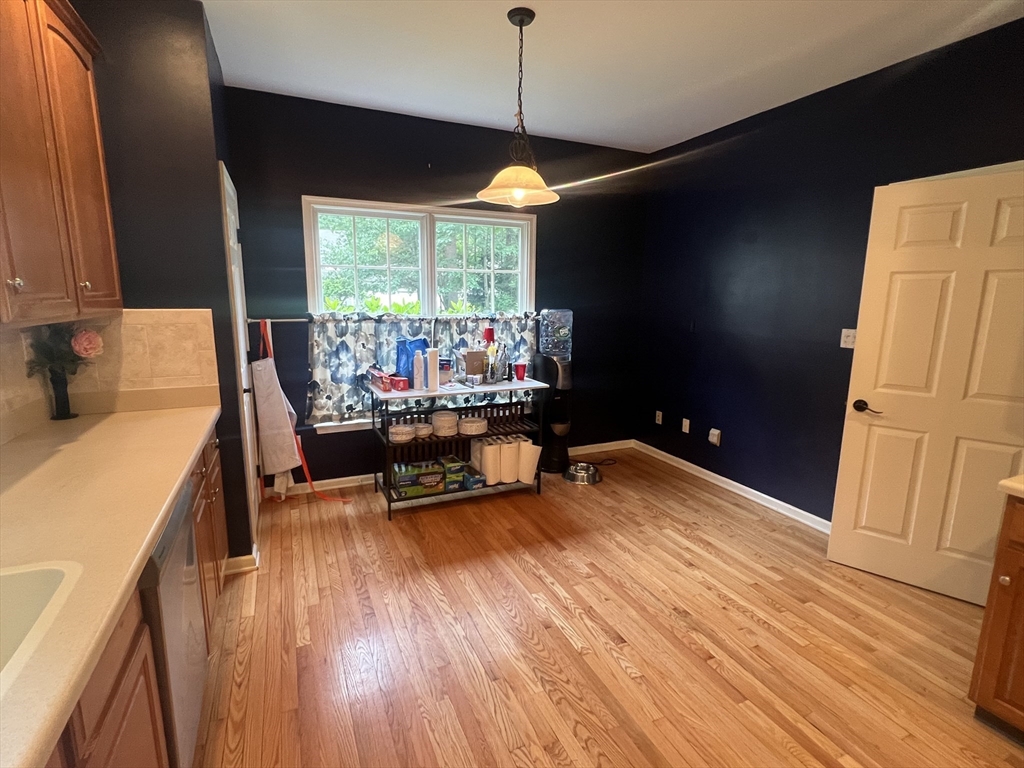 8 Stonegate Ln, Bedford