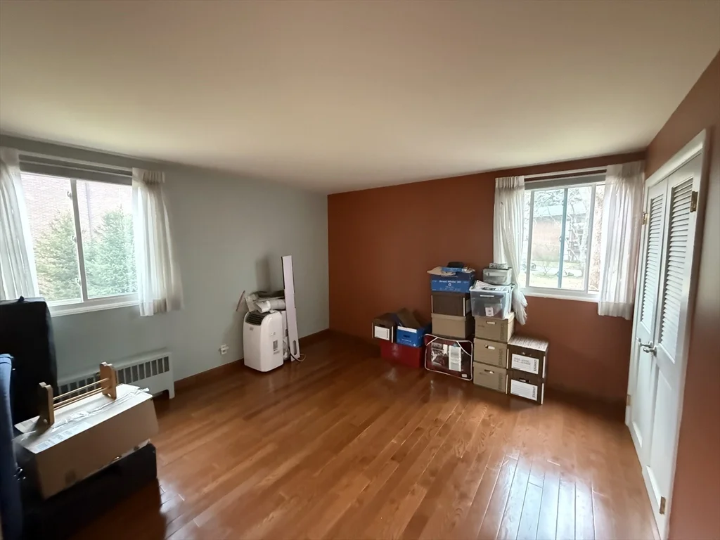 4 Longwood Dr, Andover