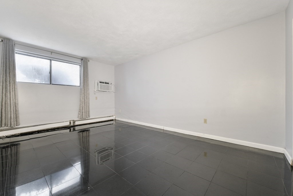 900 Governors Dr, Winthrop Center