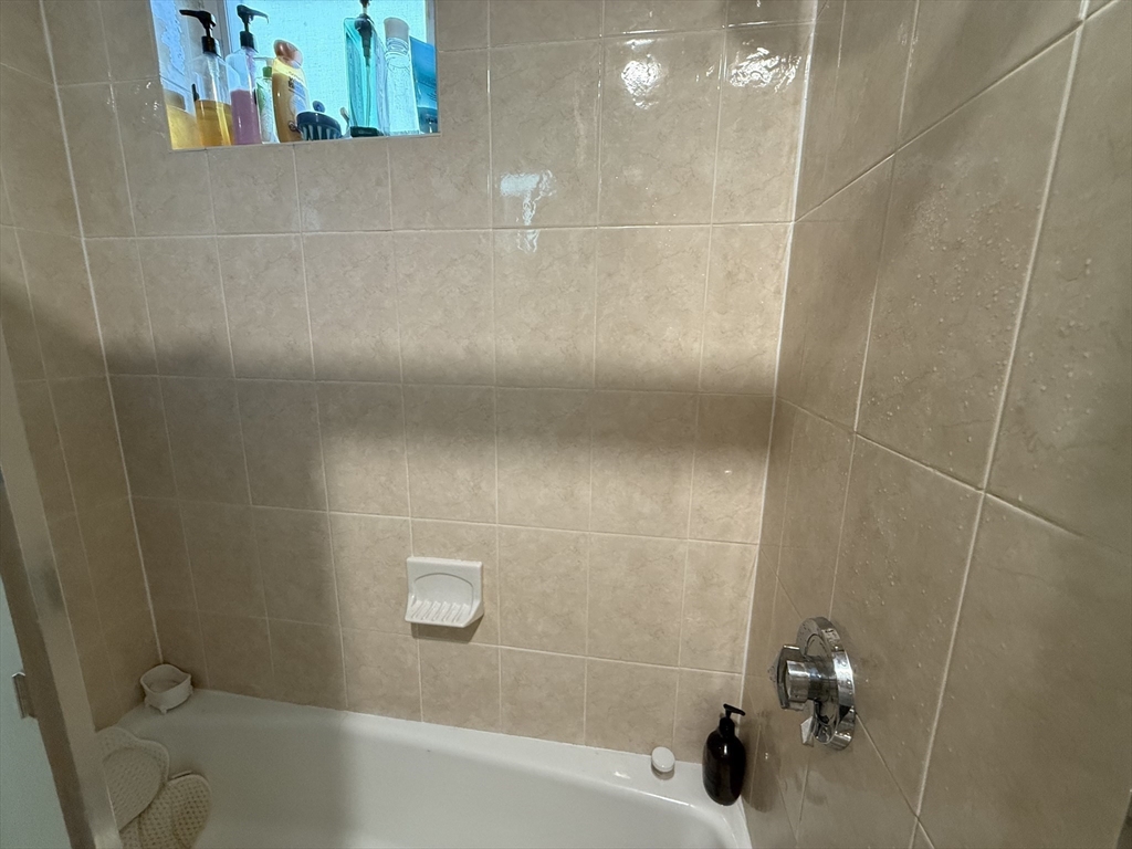 9 Rossmore St, Somerville