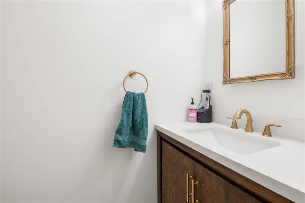 9 Town House Dr, Newtonville