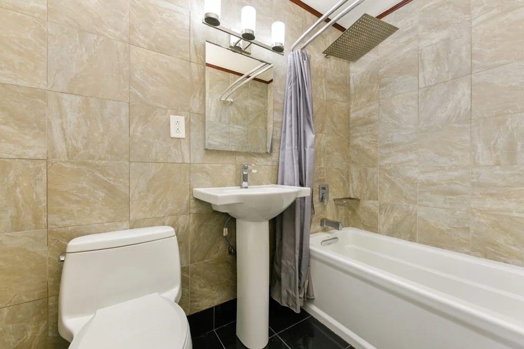 900 Governors Dr, Winthrop Center
