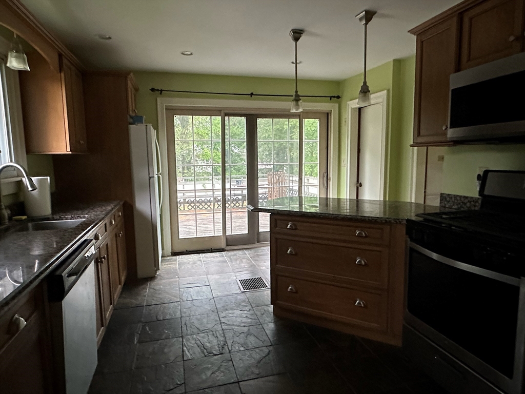 8 Castle Rd, Wayland