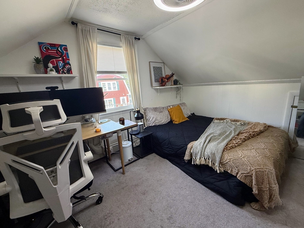 89 Bunker Hill Ave, Lowell