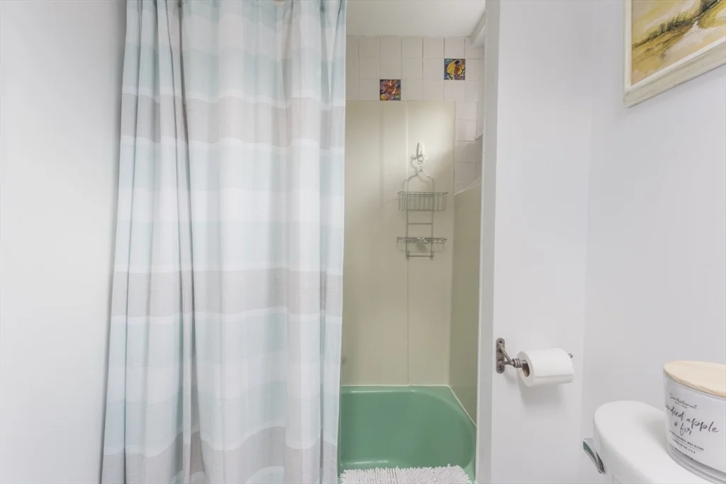 43 Bayview Rd, Great Neck