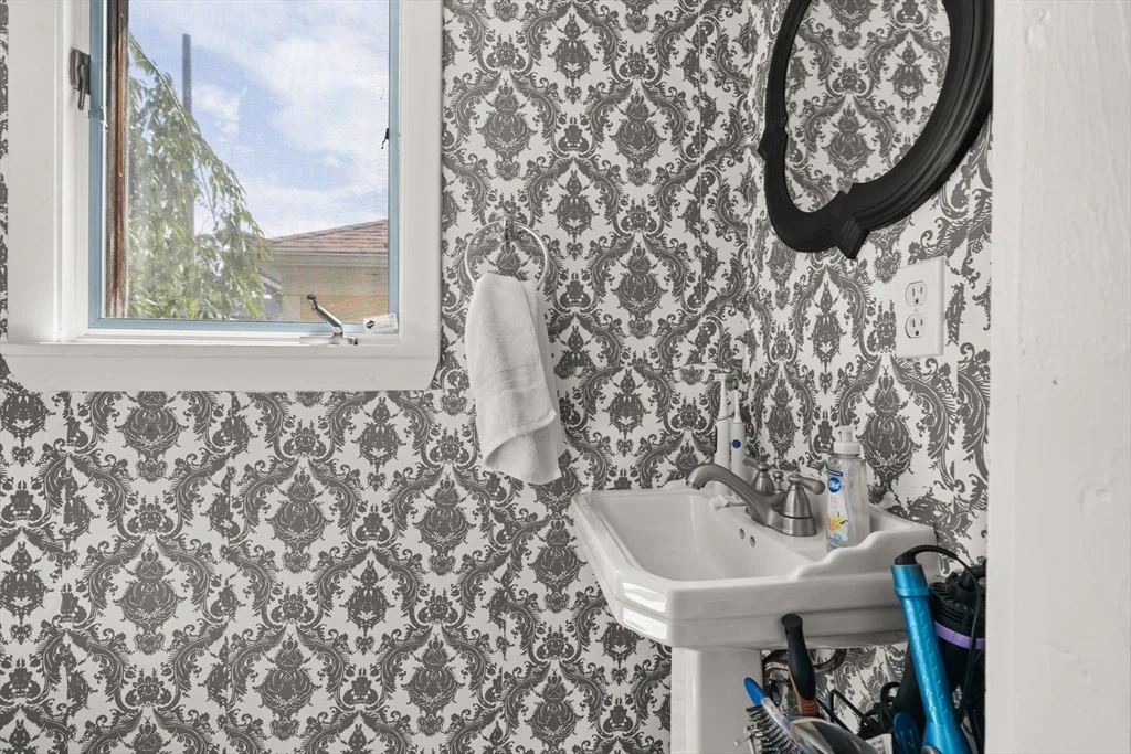 196 Waverley Rd, North Andover