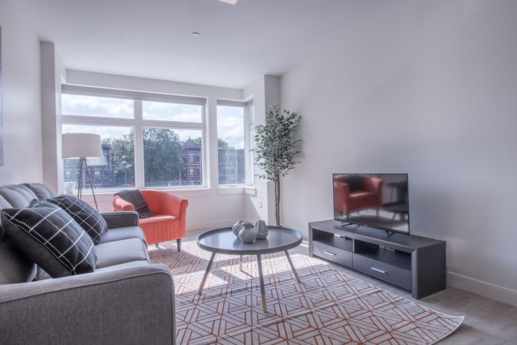 900 Beacon St, Fenway