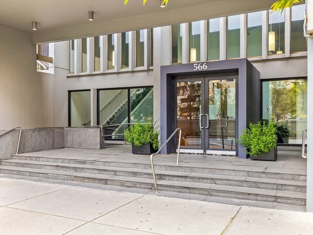 566 Commonwealth, Fenway