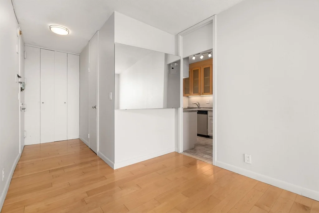 85 East India, Waterfront