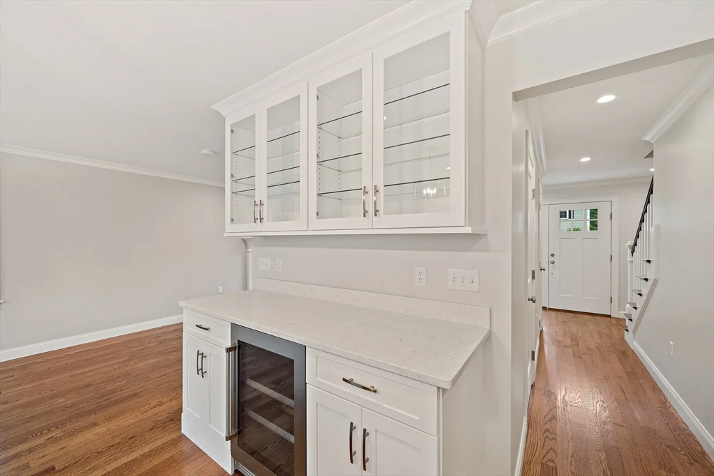 15 Lakeview Ave, Waltham