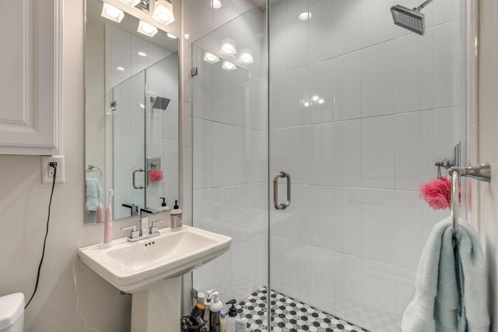 141 W 6th St, South Boston