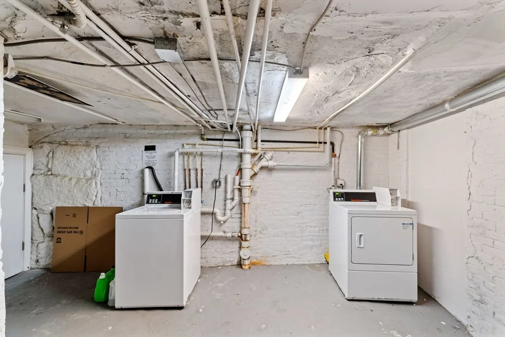 62 West Cedar St, Beacon Hill