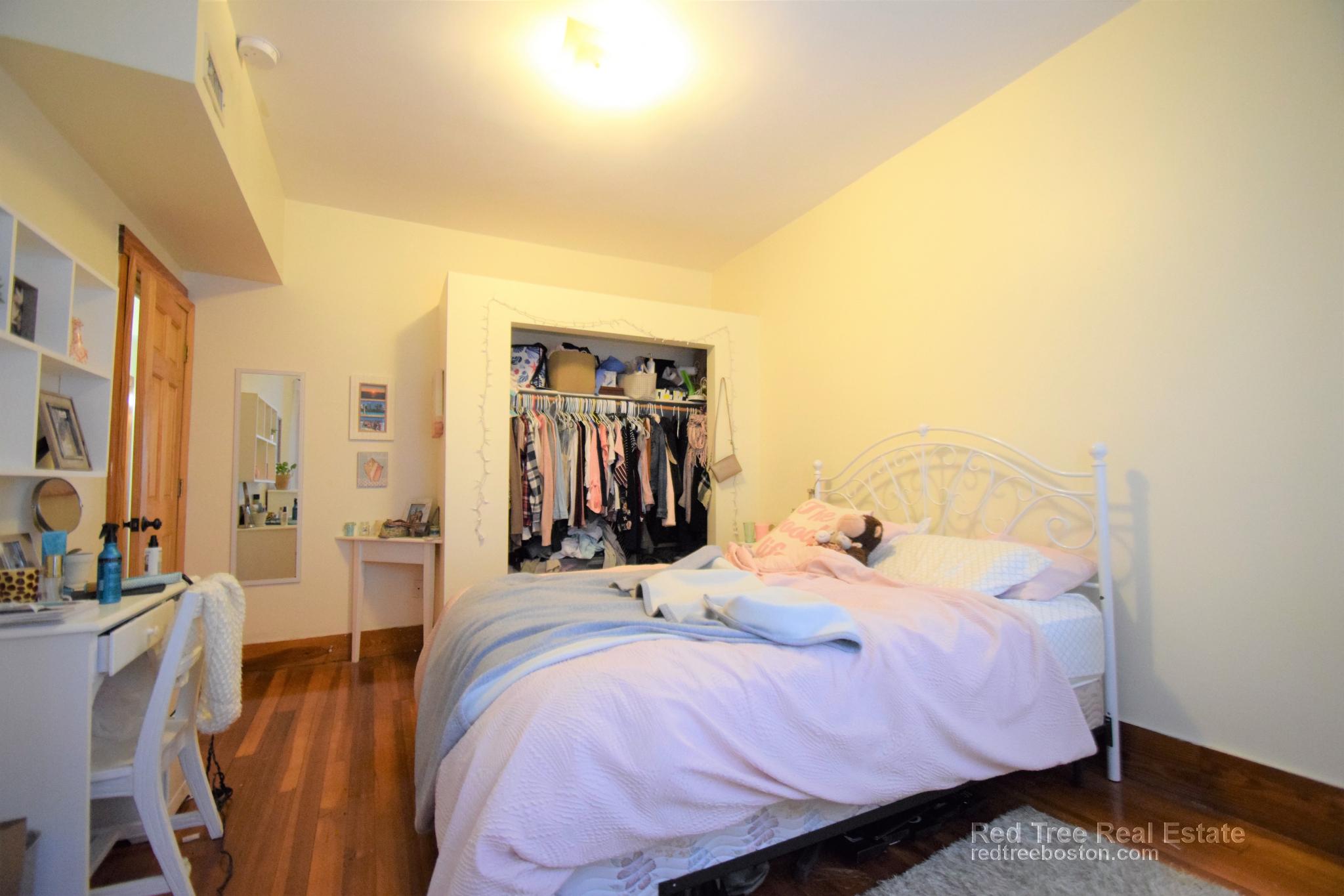 346 Faneuil St, Oak Square