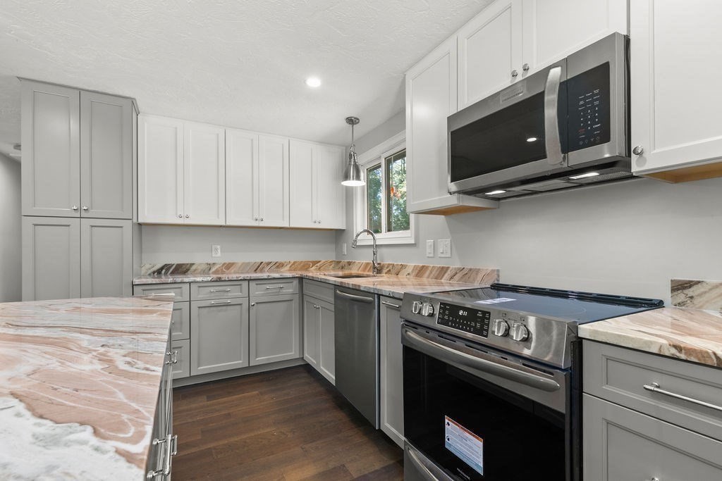 17 Minuteman Ln, Plymouth