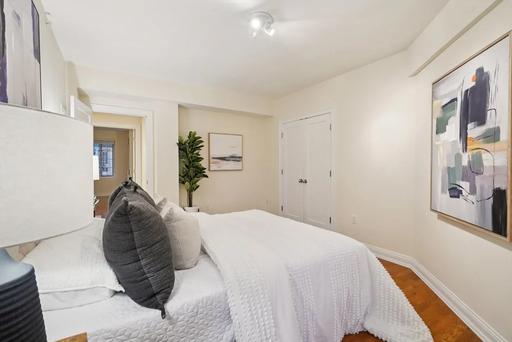 20 Chapel St, Longwood