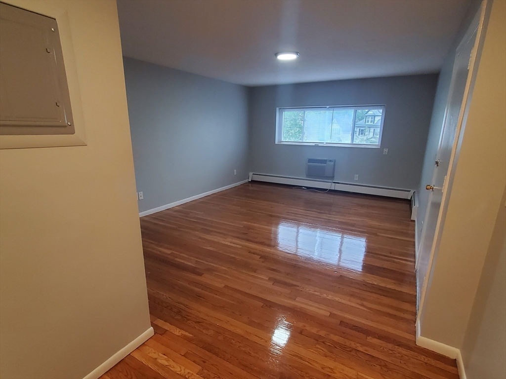 4 Oakcrest, Hyde Park